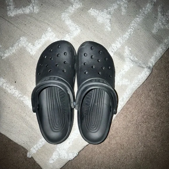 Plain sales black crocs
